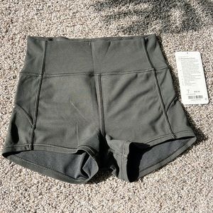 Lululemon in movement short size 6 in evergreen